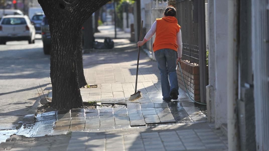 Desde hace años se recomienda no usar agua para baldear veredas. 