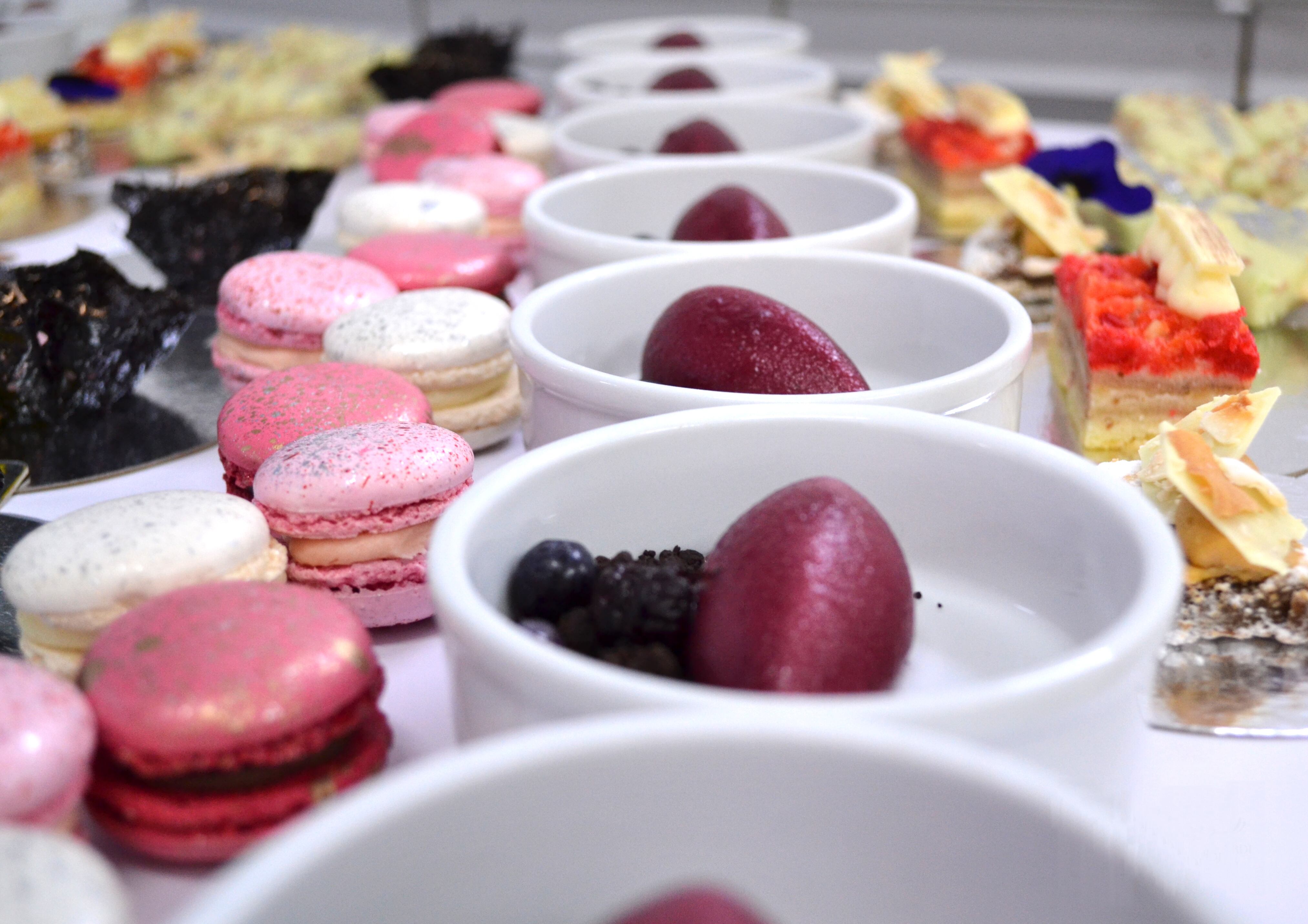 Postres. Crema helada de Malbec y espuma de manzanilla_ y variedades de macarons