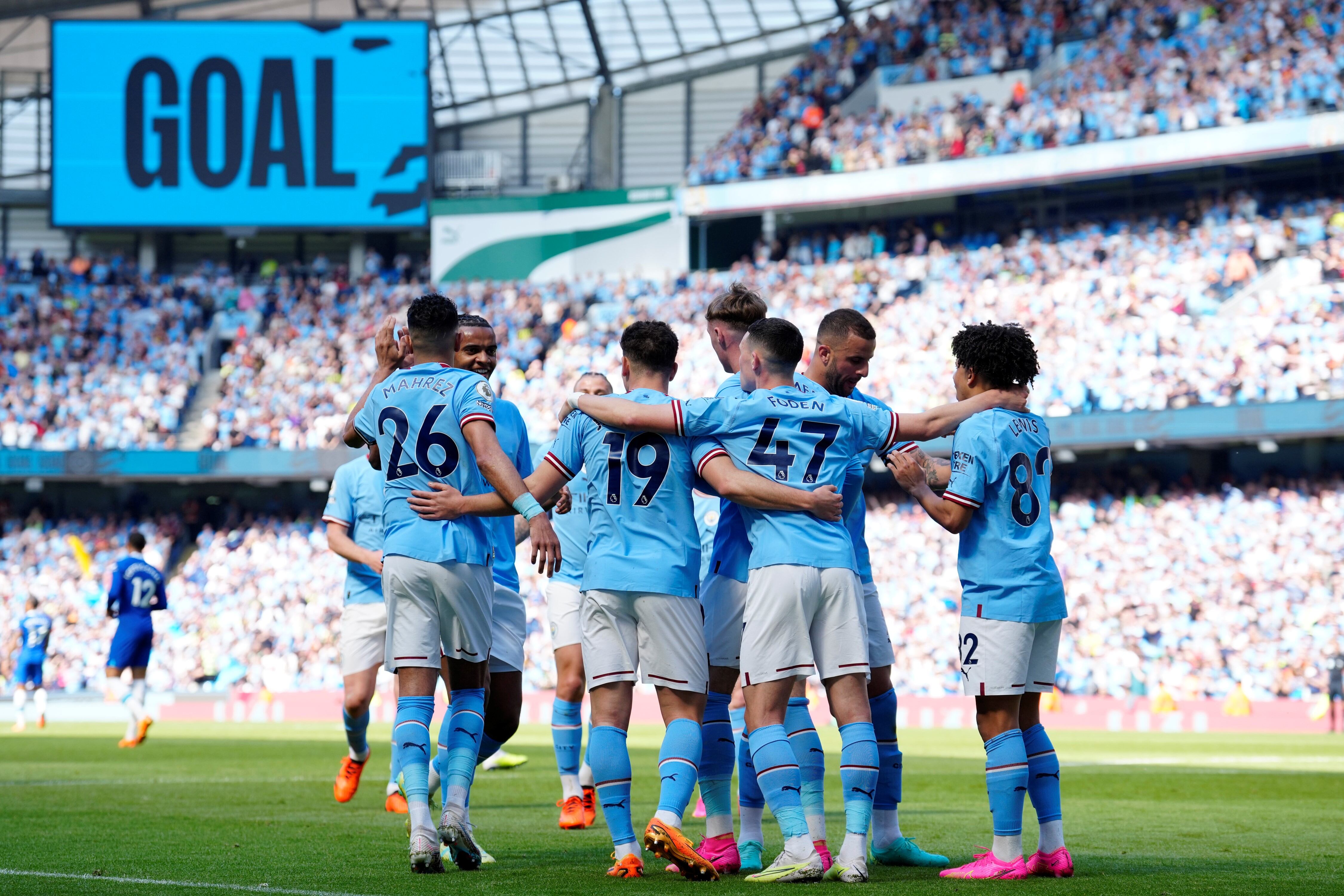 Julián Álvarez celebra su gol ante Chelsea para el Manchester City. (AP).