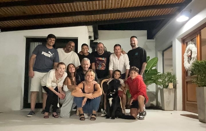 Foto de la familia Verón con la pareja de "La Bruja". Foto: Instagram.