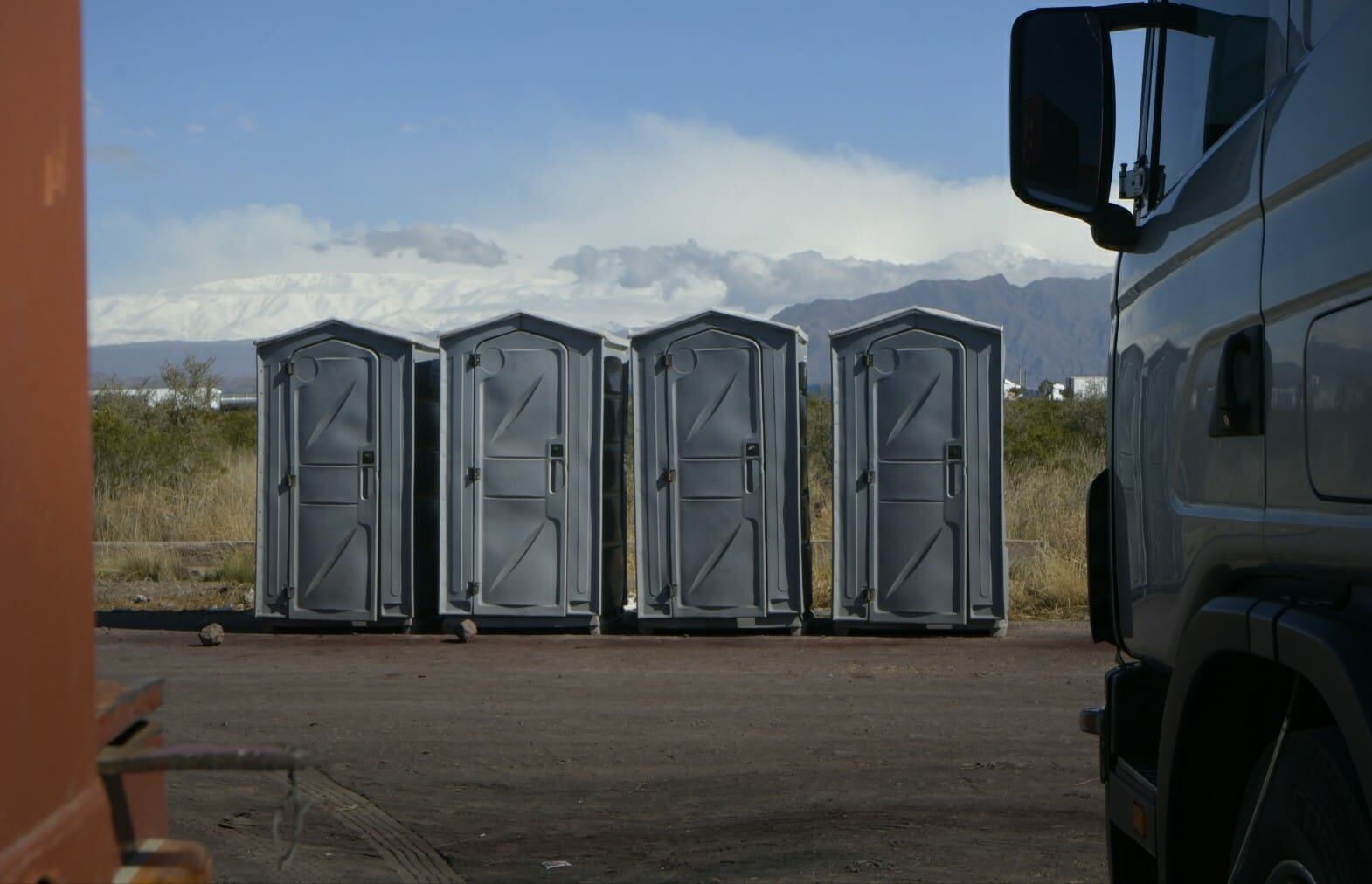 Camiones esperan a la largo de Ruta de Destilería de Luján de Cuyo que abra el Paso a Chile