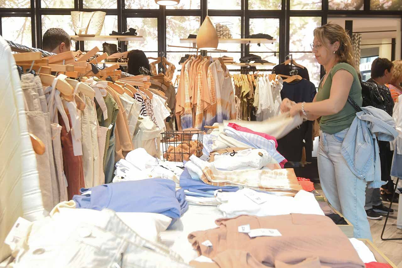 Compras del día de la madre en el centro comercial Palmares de Godoy Cruz
 Foto: José Gutierrez / Los Andes 