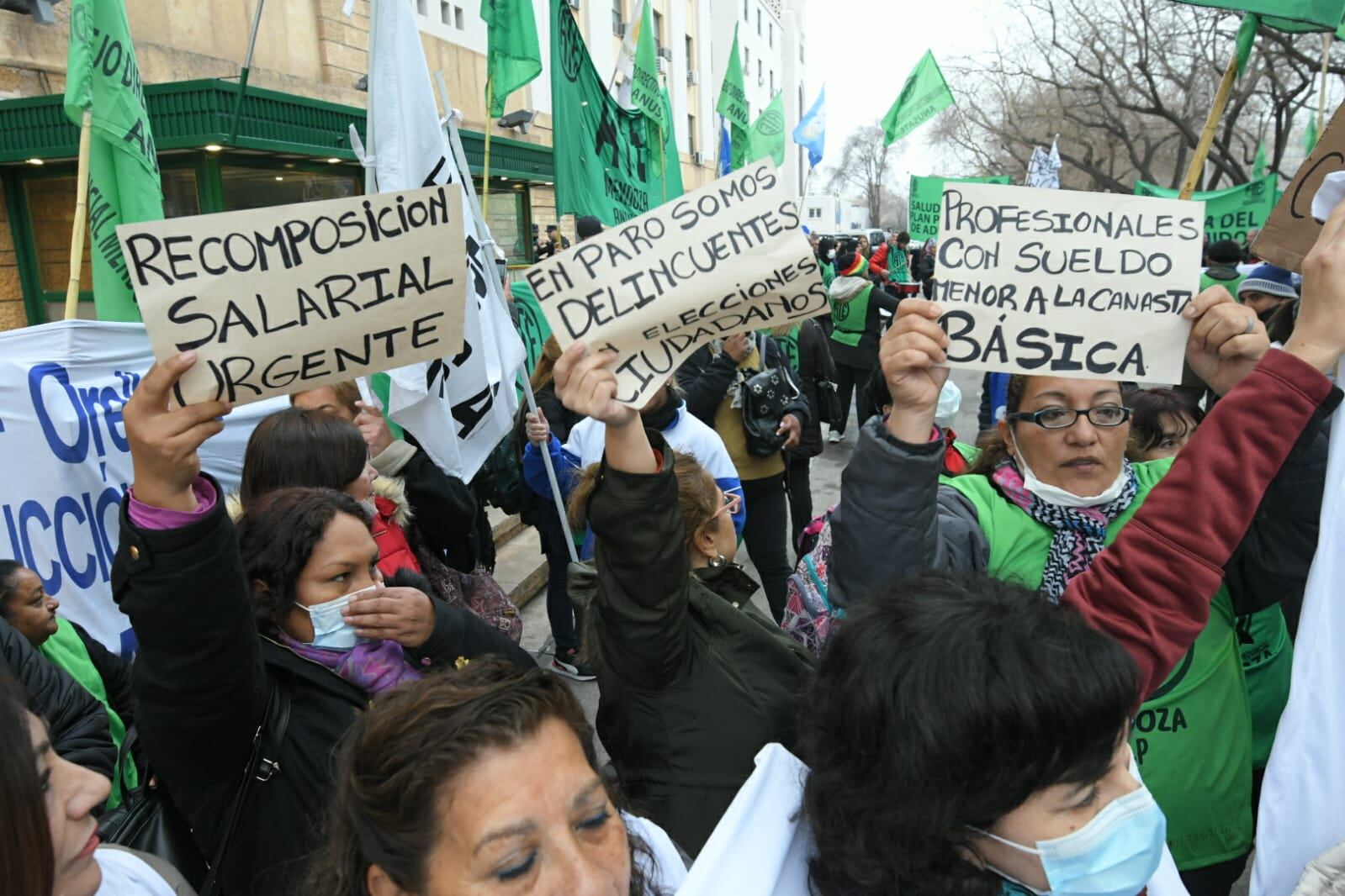 Mañana de reclamos en el centro mendocino: el detalle de las calles cortadas y por dónde va la marcha. Foto: Ignacio Blanco / Los Andes.