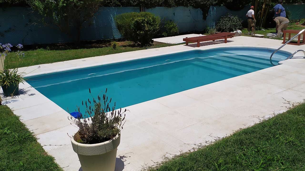 Limpiar los restos de suciedad puede demandar bastante tiempo y esfuerzo. Foto: Piscinas Coral