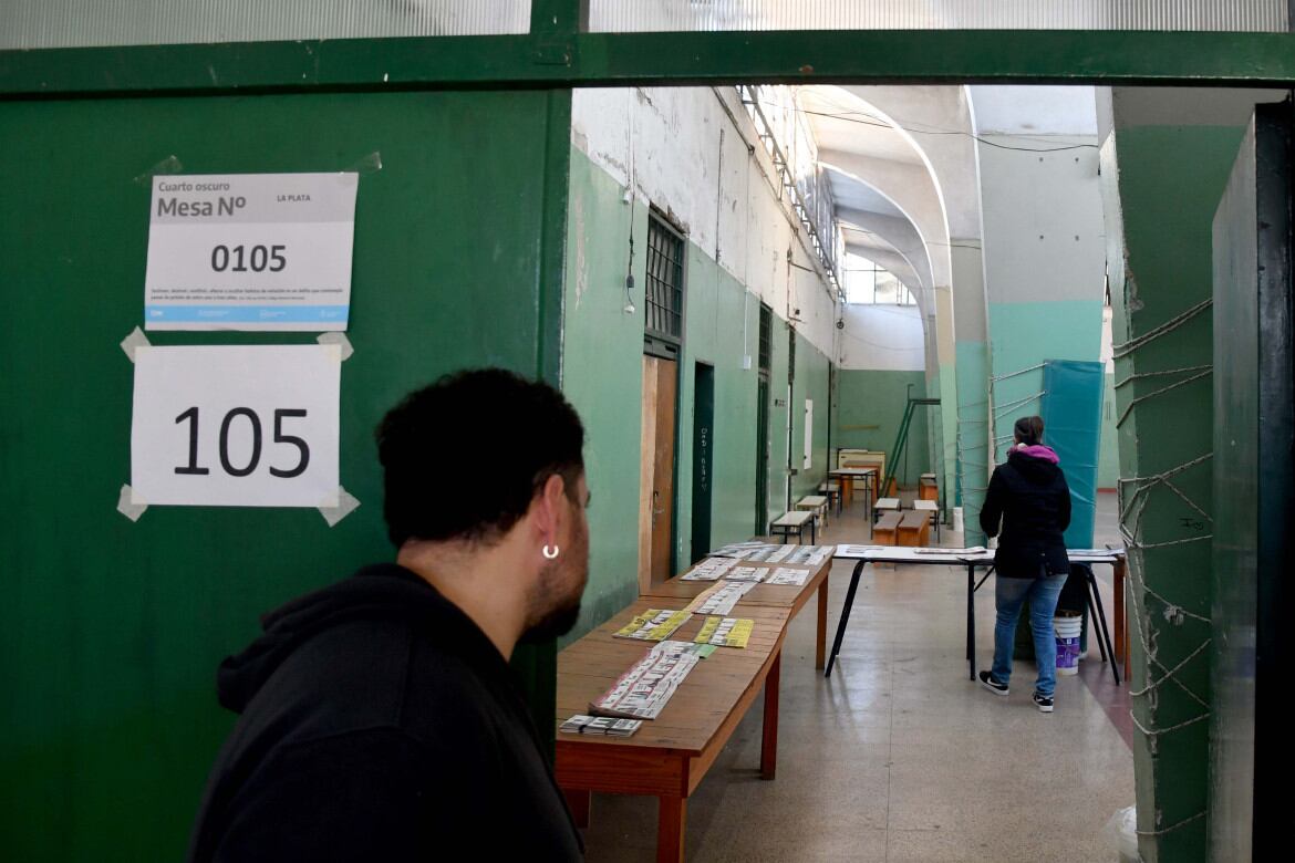 Efectivos de la División Robos y Hurtos montó una guardia en la escuela, ya que tenían la información de que algunos prófugos de la Justicia se presentarían a votar. Gentileza: Canal 26.