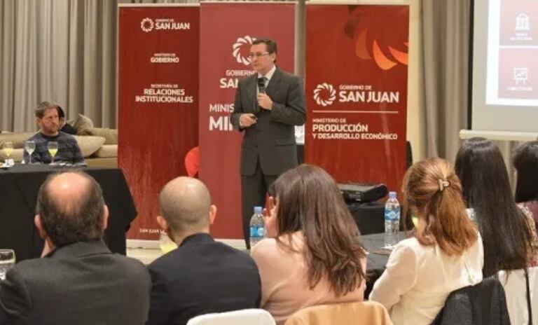 El por entonces ministro de Minería , Alberto Hensel, presentándole en el 2018 al embajador de Chile en Argentina, el proyecto binacional que superaría Pascua Lama.