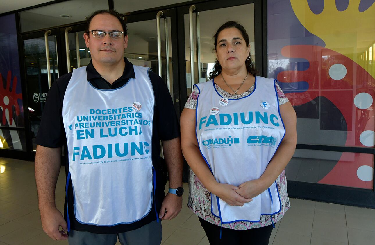 Comenzó el  paro en las escuelas, facultades y unidades académicas de la  Universidad Nacional de Cuyo anunciado por  Fadiunc  y hasta el sábado 1 de abril).
Plenario de Fadiun en el Rectorado
Emiliano Diez secretario general de Fadiunc  y Yamile Nazrala secretario adjunta

Foto : Orlando Pelichotti