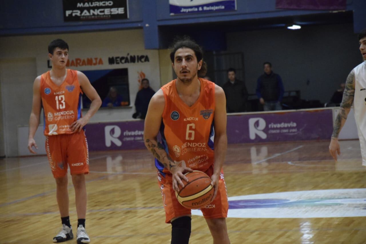 El escolta de Rivadavia Básquet, Stefano Aracibia, logró 11 triples en un partido y es hombre récord. / Gentileza: Gimena Cornejo.