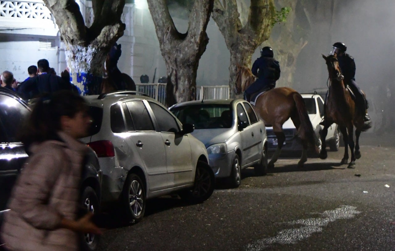 Imágenes de los incidentes en la cancha de Gimnasia en el partido con Boca por la Liga Profesional. (Gentileza Clarín)