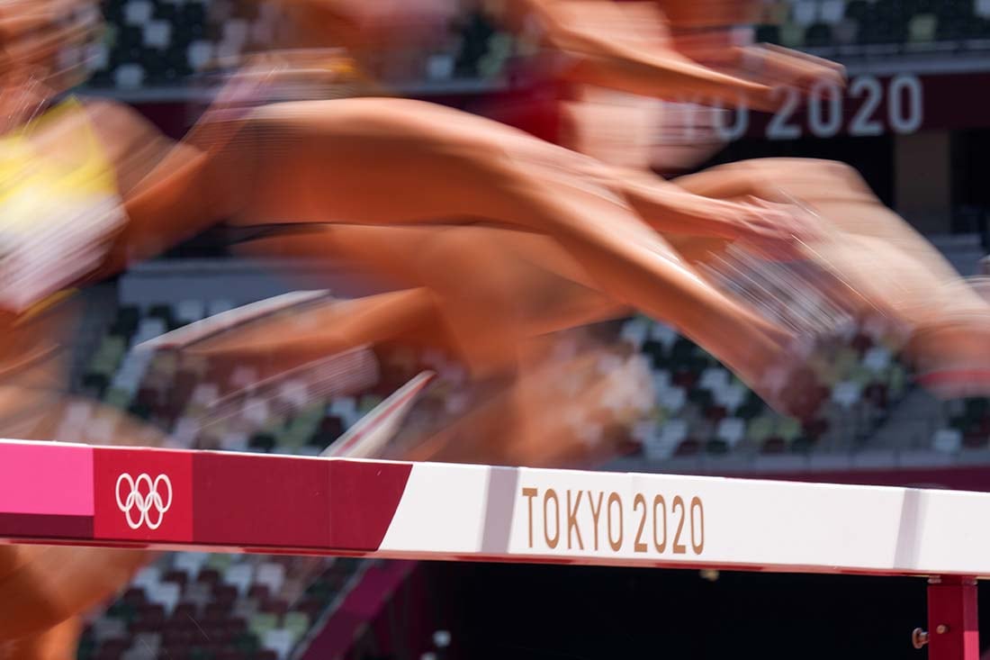 Las corredoras compiten en una serie de la carrera de obstáculos femenina de 3.000 metros