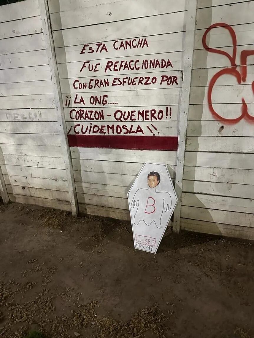 Después de la aparición de un muñeco, que fue tildado como "brujería", en las inmediaciones del Nuevo Gasómetros hubo afiches repudiables en la sede de Huracán. / Gentileza.