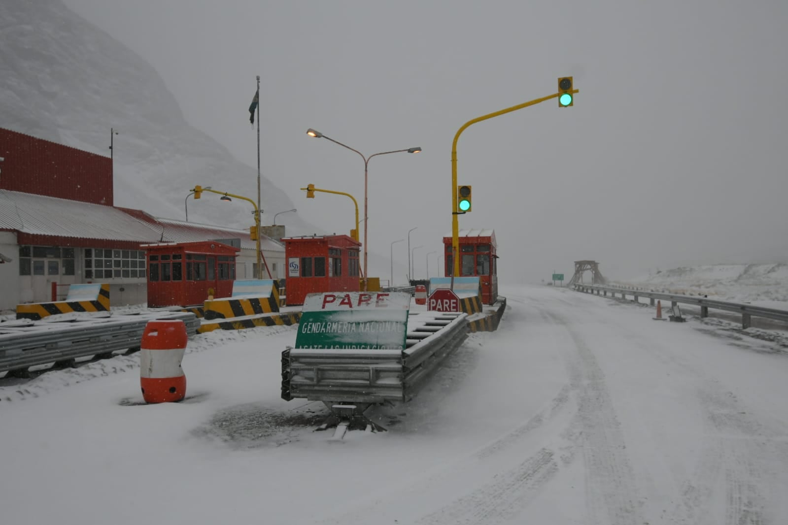 Continua el paso a Chile cerrado por las intensas nevadas. Foto: Ignacio Blanco / Los Andes 