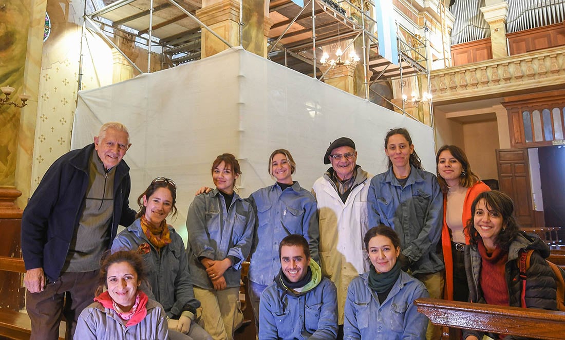 Un equipo de ingenieros patrimonialistas están realizando una restauración del edificio y de las pinturas del templo de la iglesia María Auxiliadora de Rodeo del Medio, Maipú. Foto: Marcelo Rolland / Los Andes