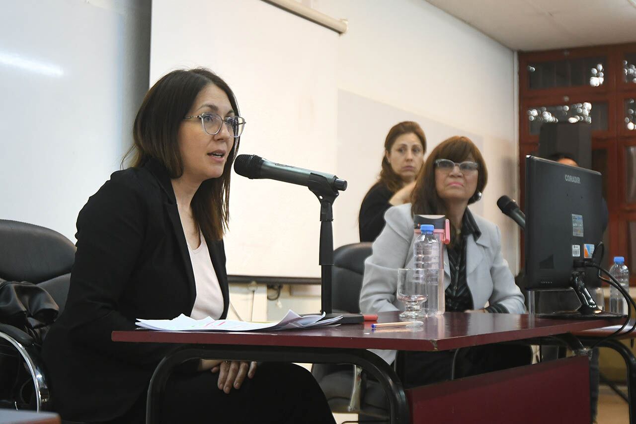 Debate de los candidatos a Diputados Nacionales por Mendoza sobre proyecto de educación en la Facultad de Educación de la UNCuyo
Lisandro Nieri de Juntos Por el Cambio, Martín Aveiro de Unión por la Patria, Laura Espeche del FIT y Mirta Diaz candidata a Legisladora del Parlasur.
Laura espeche y Mirta Díaz
Foto: José Gutierrez / Los Andes 