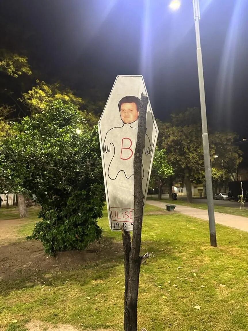 Después de la aparición de un muñeco, que fue tildado como "brujería", en las inmediaciones del Nuevo Gasómetros hubo afiches repudiables en la sede de Huracán. / Gentileza.