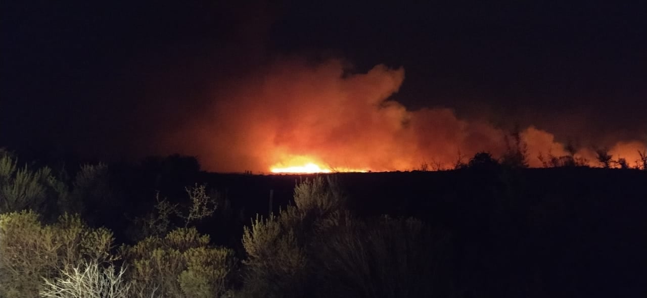 El reportero gráfico Daniel Cáceres captó una escalofriante imagen en medio de los incendios que azotan a Córdoba. Foto gentileza Daniel Cáceres.