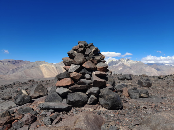 Una de las construcciones de piedra ubicada entre la Laguna del Diamante y el volcán Maipo.