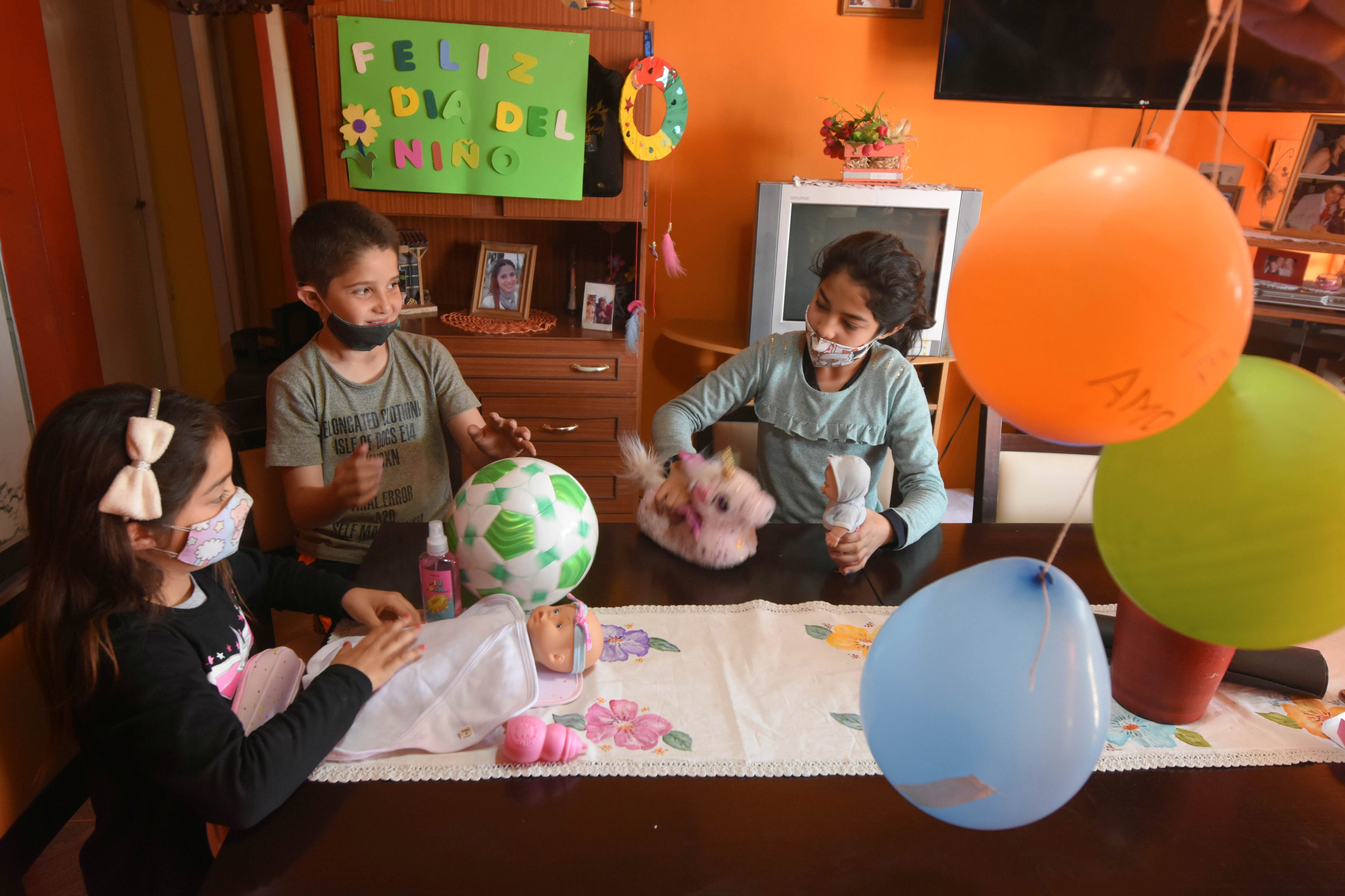 Delfina, Lautaro y Victoria como tantos otros niños debieron quedarse en sus casas a causa de la pandemia.