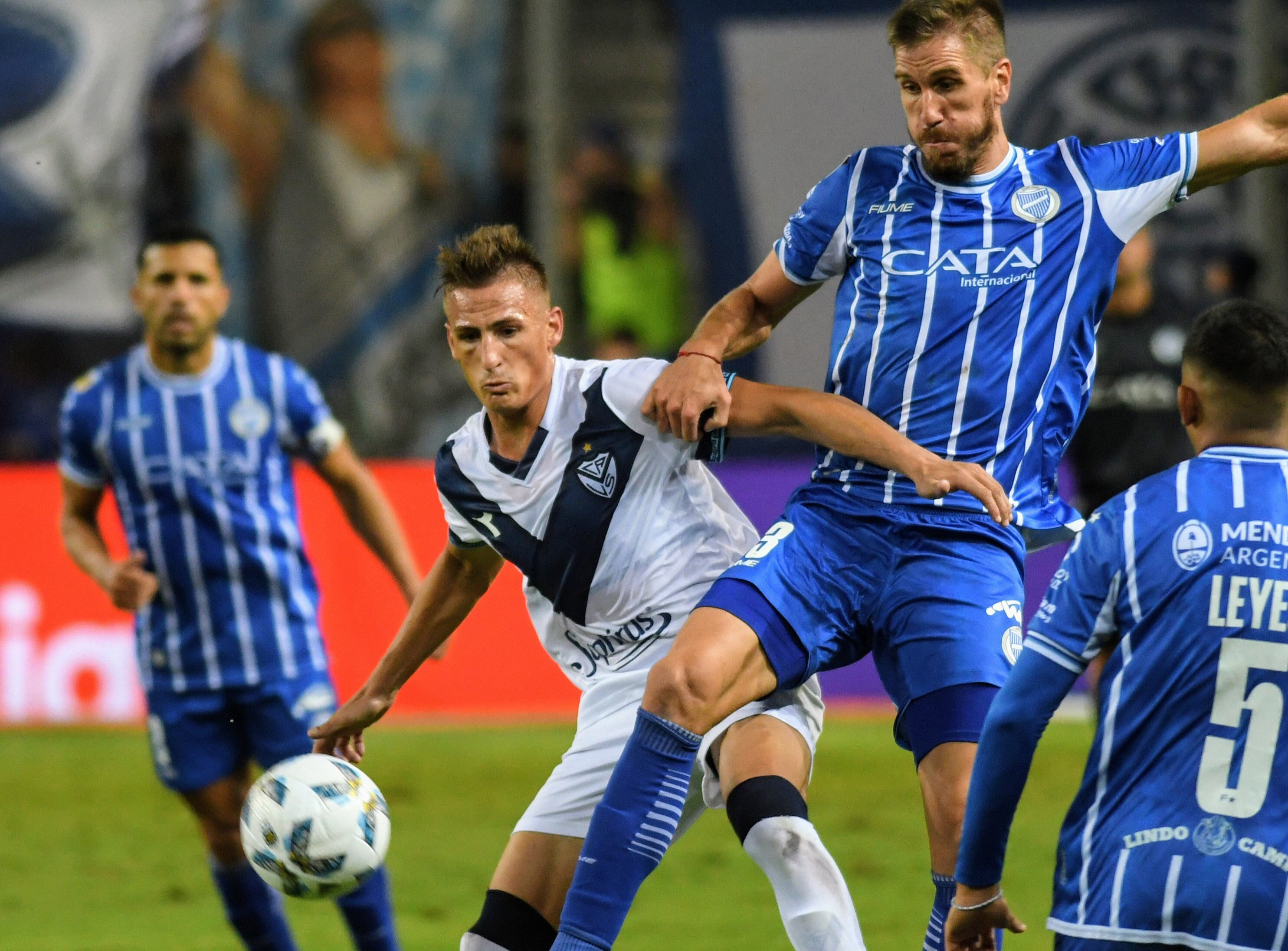 Romero anotó dos goles para Vélez ante Godoy Cruz, por los cuartos de final de la Copa de la LIga, en Villa Mercedes. (Fotobaires)