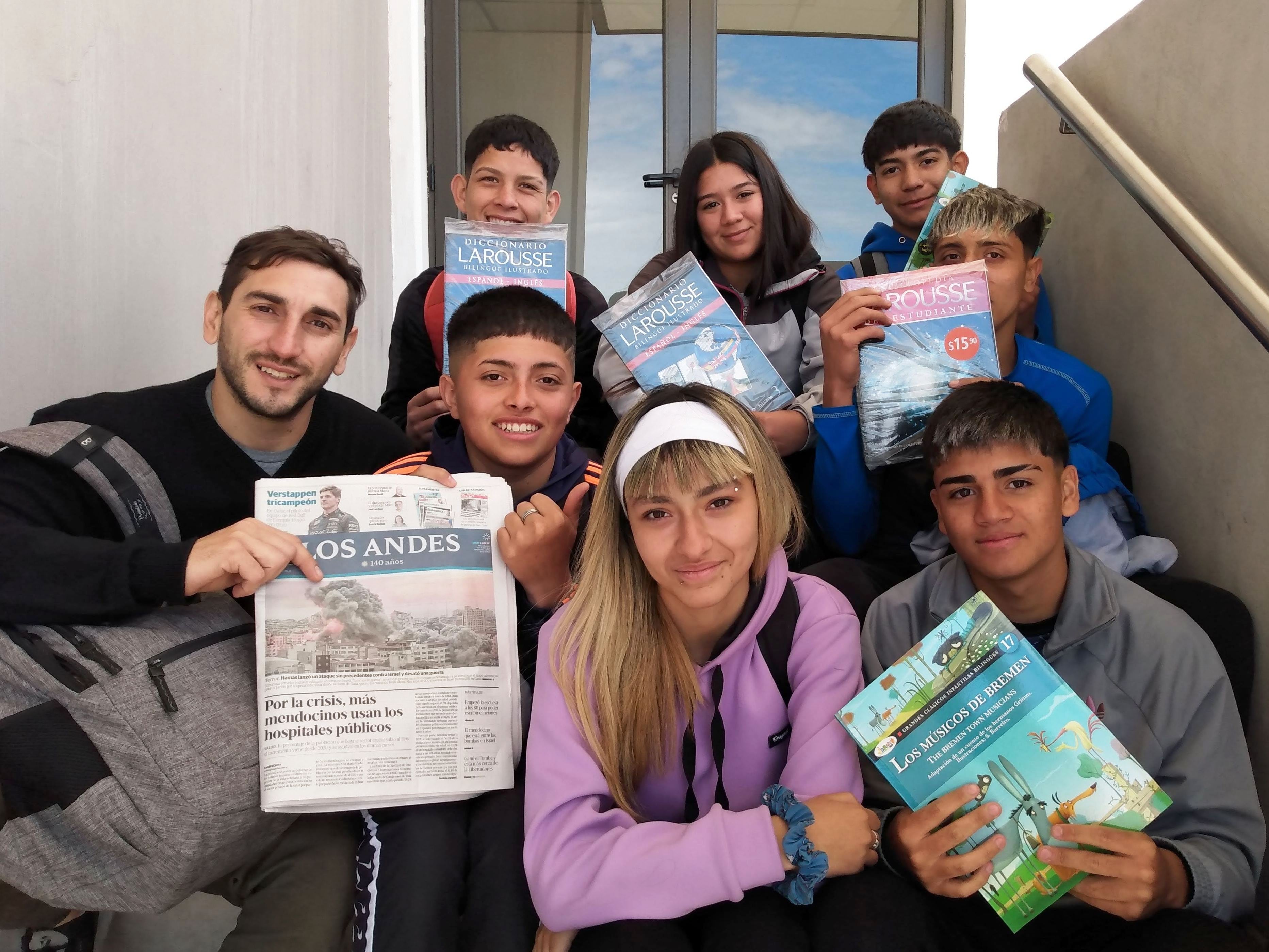 Santiago, Aitana, Miguel Ángel, Lionel, Morena, Thiago y Aaron, acompañados por su profesor, Gabriel Graneros.

