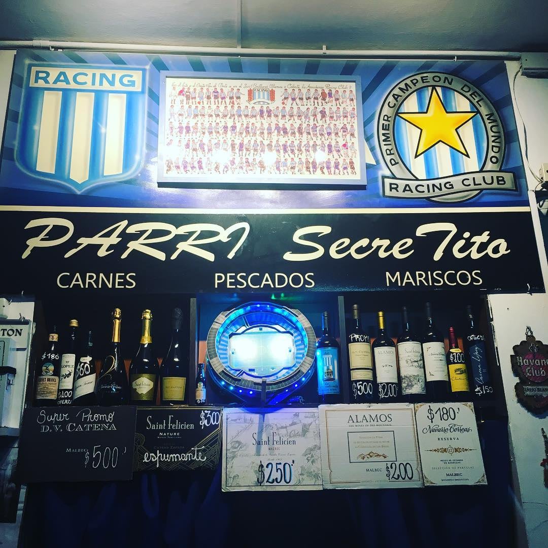 Así es el SecreTito, la parrillada oculta en Buenos Aires con colores de un club.