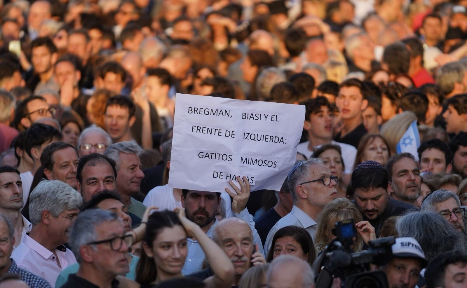 Miles de personas se pronunciaron por la paz y contra el terrorismo. Foto Clarín.