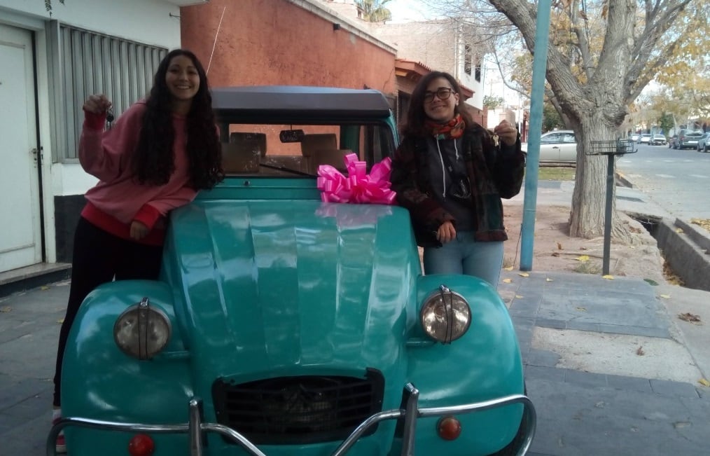 Majo y su hermana recibieron de regalo un Citroën modelo 1979 restaurado.