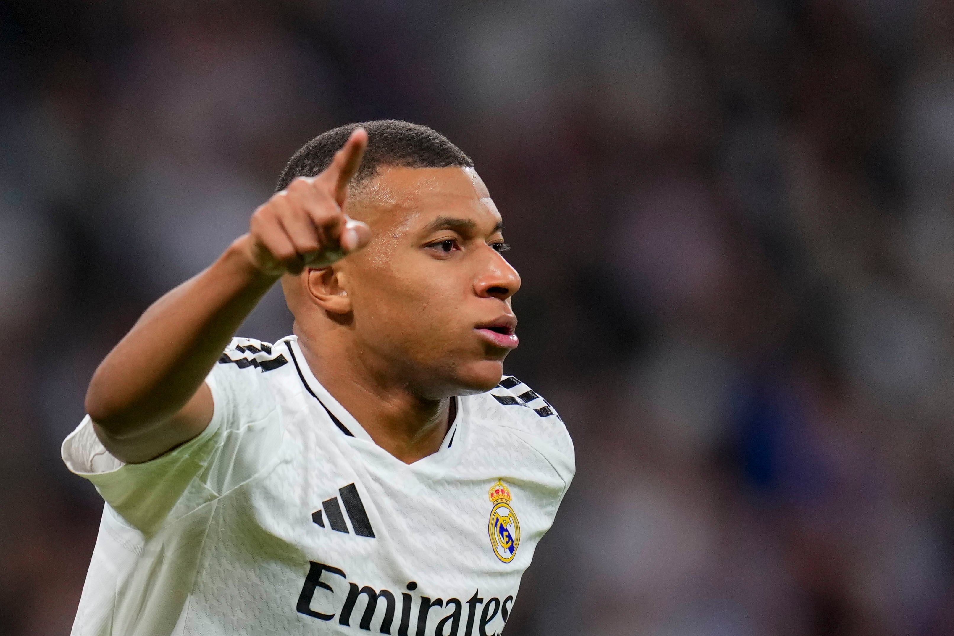 Kylian Mbappé celebra tras anotar el segundo gol del Real Madrid en la victoria 3-2 ante Alavés en la Liga española, el martes 24 de septiembre de 2024, en Madrid. (AP Foto/Manu Fernández)