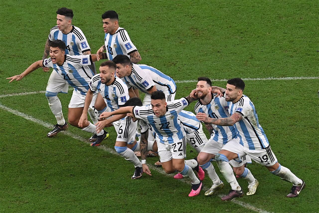 Lusail (Qatar), 18/12/2022.- Lionel Messi (2-R) of Argentina and his teammates celebrate after winning the FIFA World Cup 2022 Final between Argentina and France at Lusail stadium, Lusail, Qatar, 18 December 2022. (Mundial de Fútbol, Francia, Estados Unidos, Catar) EFE/EPA/Georgi Licovski
