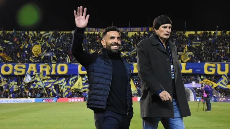 Carlos Tévez firmó la planilla como DT principal de Central sin haber terminado el curso de entrenador.