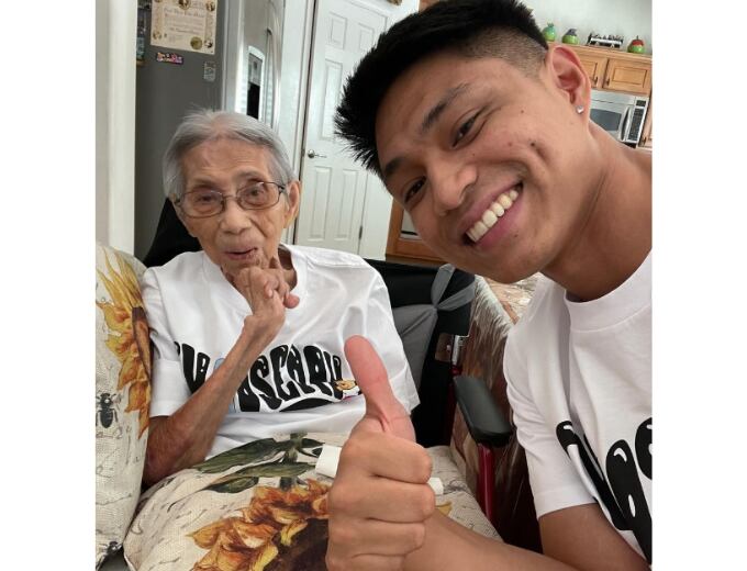 "Nunca te dejaré, abuela", le aseguró el joven a la mujer en uno de sus posteos. Foto: Chris Punsalan / Instagram