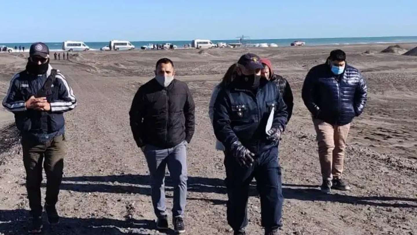 En la playa, a 100 km de Viedma, se hizo la reconstrucción con la participación de todas las partes. / Foto: Gentileza