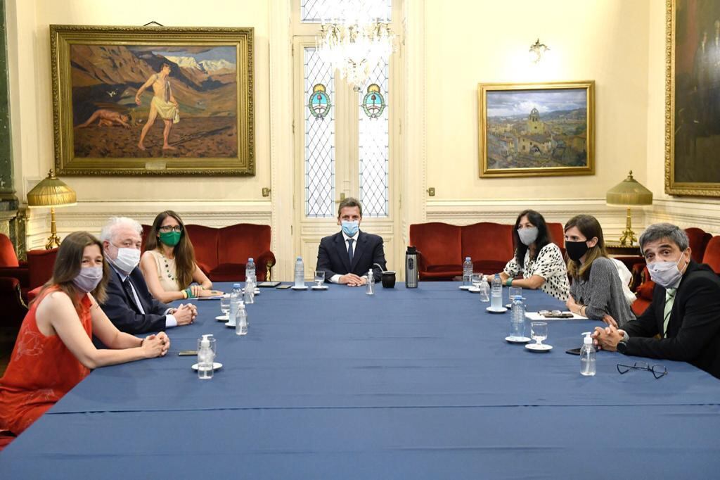 Sergio Massa junto a los ministros Ginés González García, Elizabeth Gómez Alcorta, Sabina Frederic, Vilma Ibarra (sec. Legal y Técnica), Fernanda Raverta (Anses) y el dip. Pablo Yedlin en el Salón de Honor de la HCDN en el día de la Sesión de la legalización del aborto.