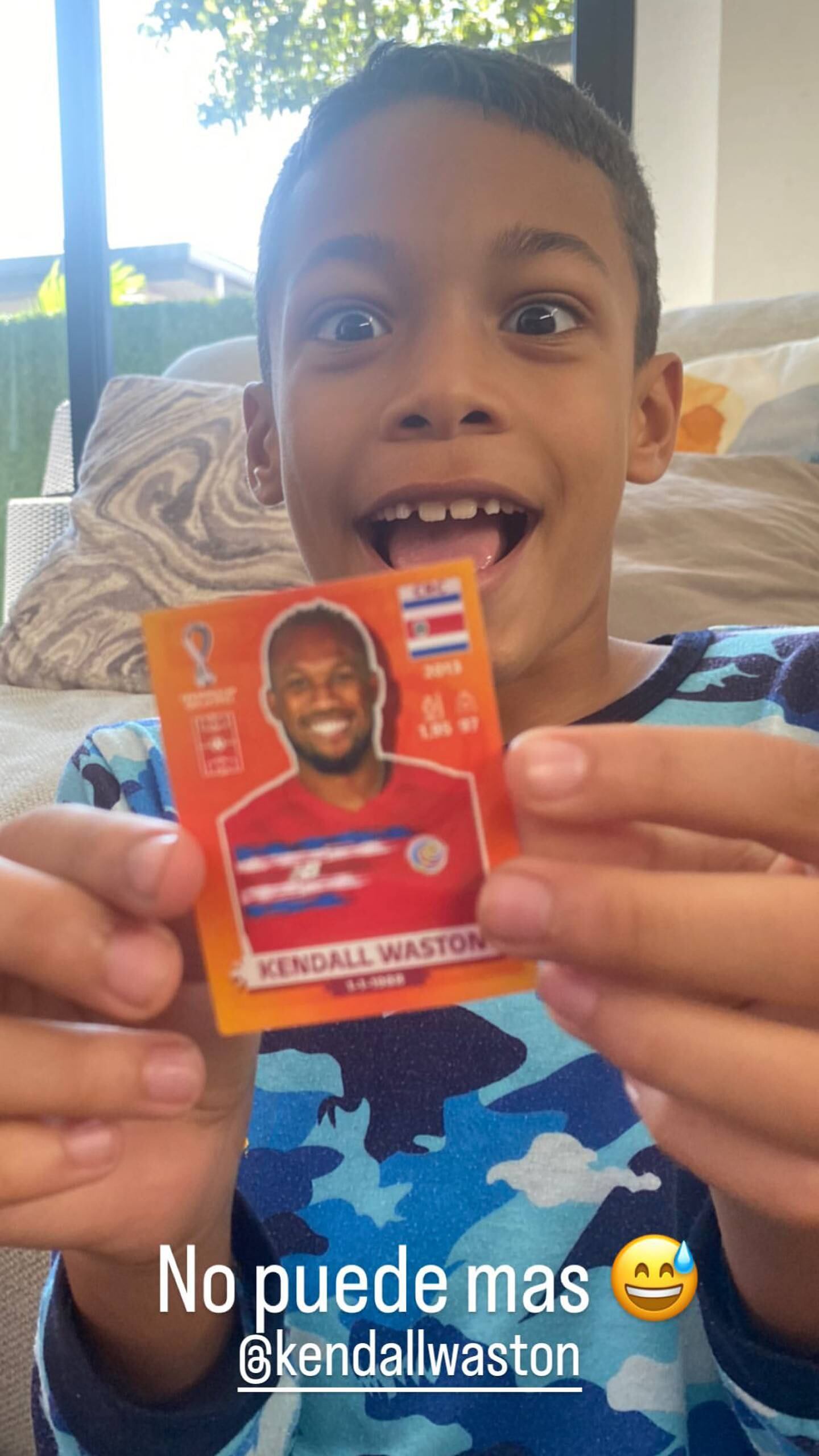 Keysaack, el hijo de Kendall Waston, está muy contento con su figurita. Foto: Instagram