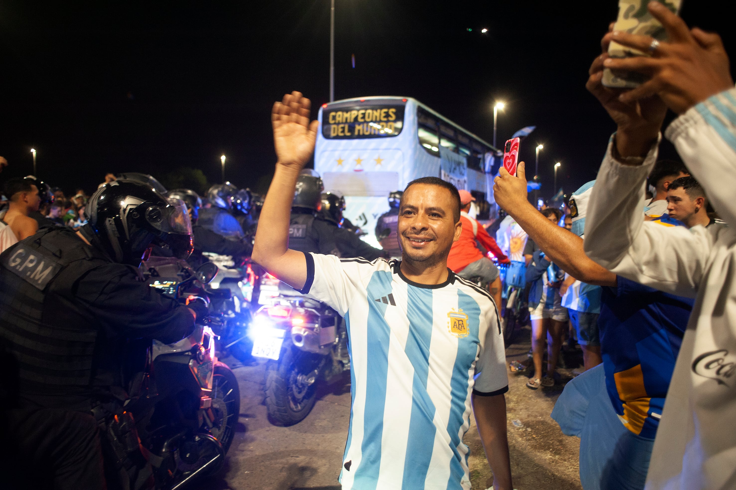 Miles de hinchas recibieron a la albiceleste. / Foto: Clarín