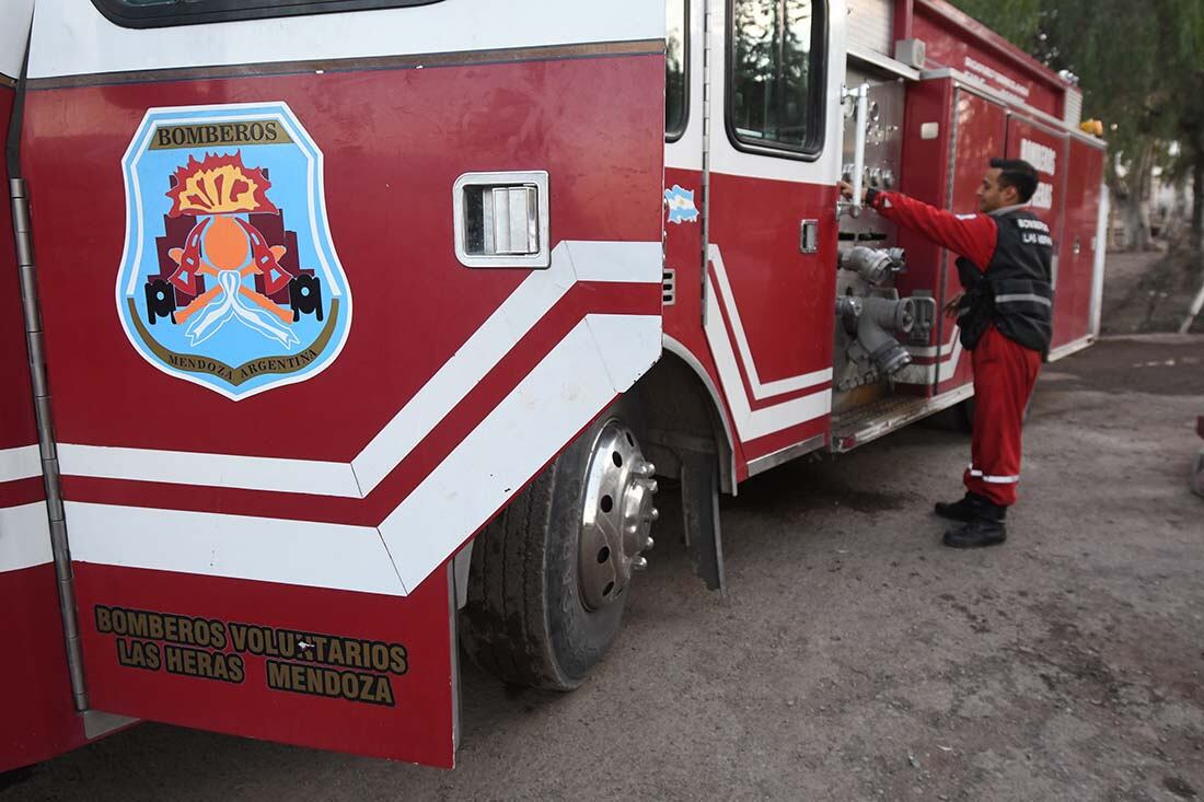 En el cuartel de bomberos voluntarios de Las Heras son vícitmas de la inseguridad, solo en el mes de mayo les robaron seis veces. Entre las cuales se llevaron las baterías de los autobombas.
Foto: José Gutierrez / Los Andes 