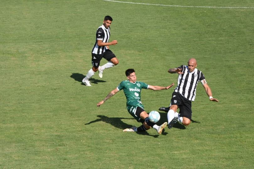 Con los dientes apretados, así trabó Renzo Vera ante Torres.