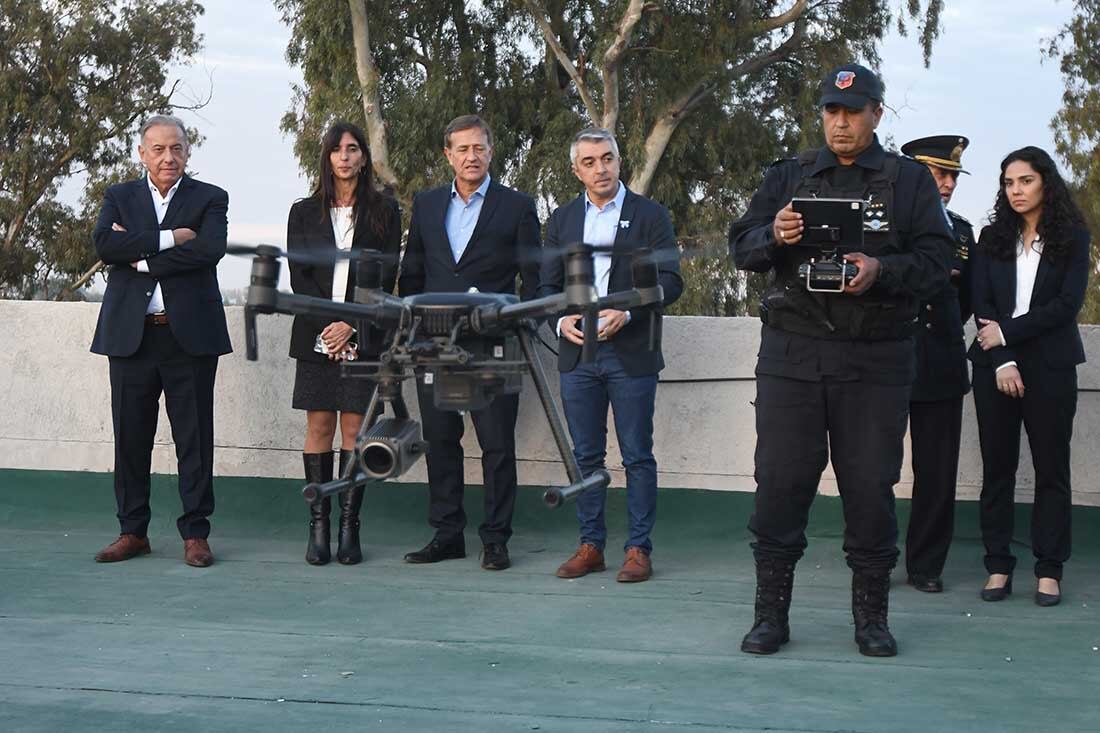 En el departamento de Lujan de Cuyo se inauguró la comisaria 11.
El Gobernador Rodolfo Suarez, junto al Intendente de Lujan deCuyo Sebastian Bragagnolo y demas autoridades de seguridad, recorren las instalaciones de la nueva comisaría.
Foto: José Gutierrez / Los Andes  