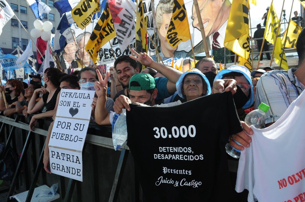 Miles de personas se reúnen en la Plaza de Mayo por el festival “Democracia para siempre”, donde se celebra el Día de la Democracia y los Derechos Humanos. Foto: Clarín