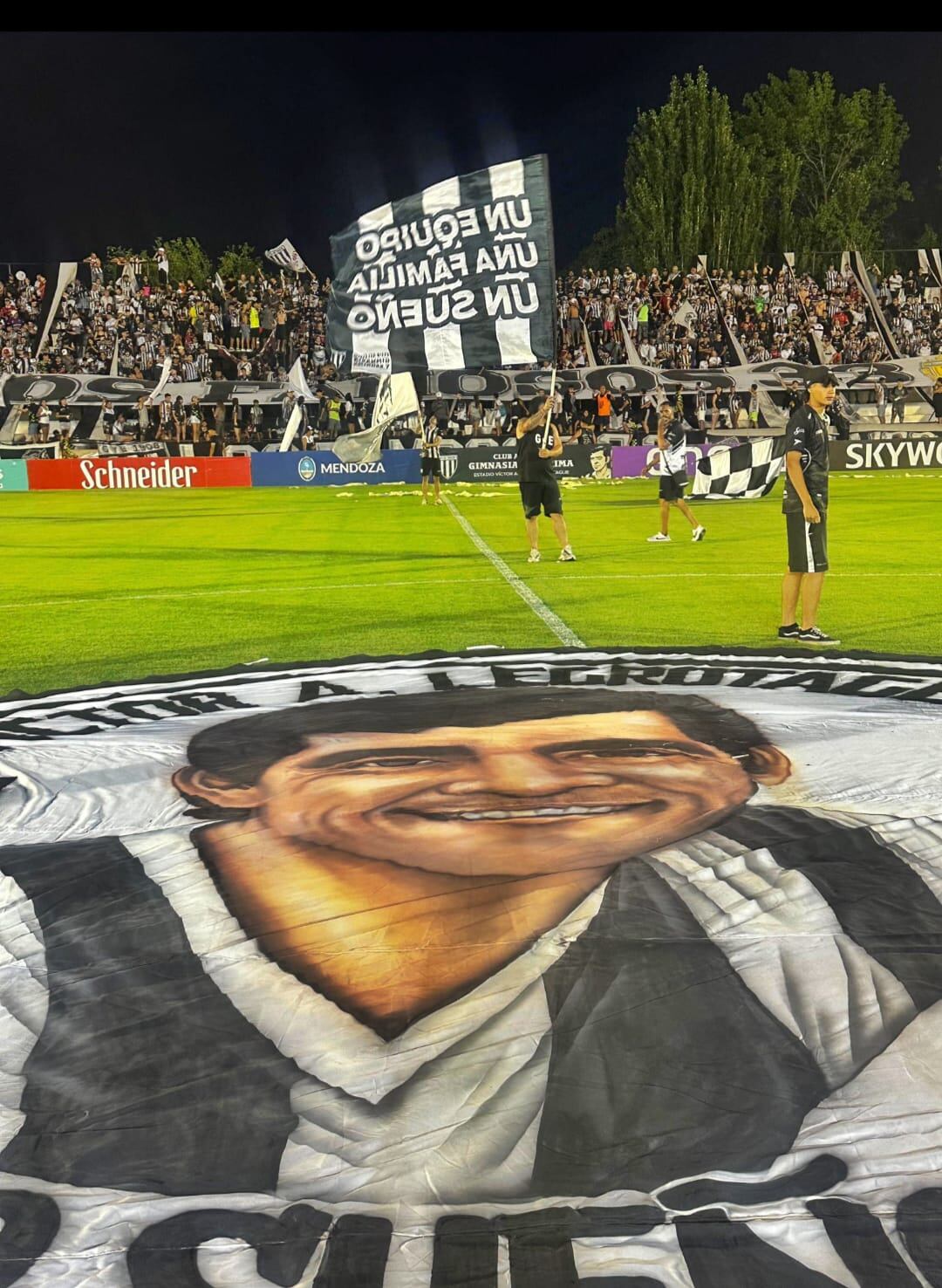 Con la imagen del Víctor como bandera, la hinchada de Gimnasia recibió al equipo dirigido por Ezequiel Medrán.