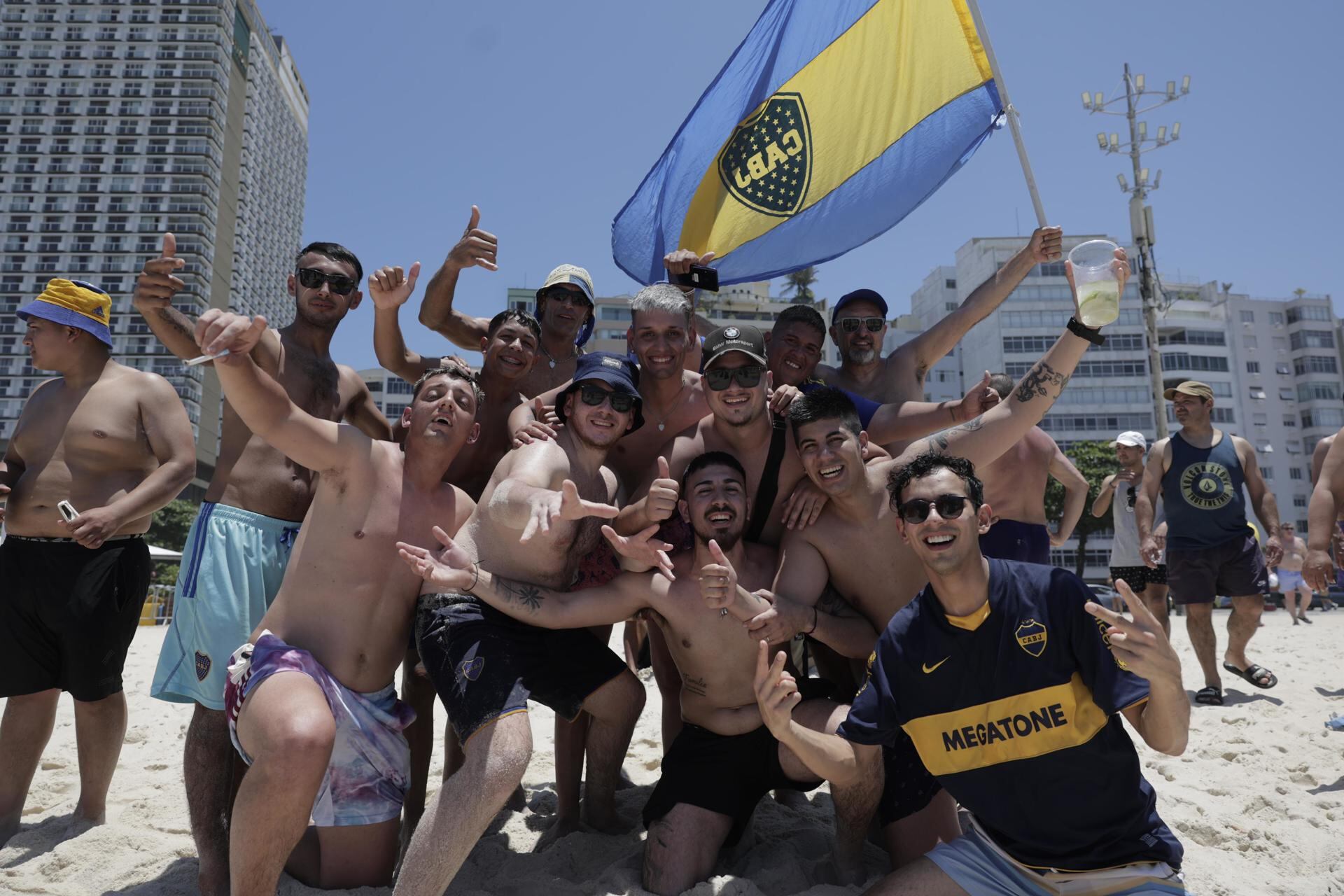 Hinchas de Boca Juniors se toman fotos en la playa de Copacabana hoy, en Río de Janeiro (Brasil). La ciudad más emblemática de Brasil será anfitriona este sábado del partido por la final de Copa Libertadores 2023 entre el Boca Juniors argentino y el Fluminense brasileño. EFE/ Antonio Lacerda
