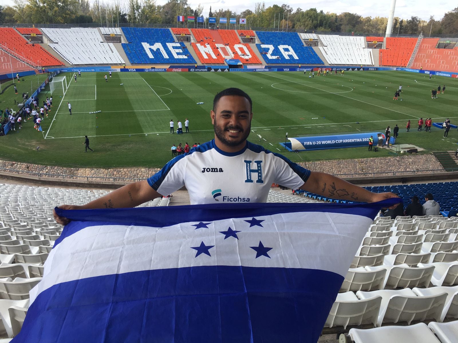 Honduras siempre estuvo cerca: los hinchas centroamericanos le dieron color y calor al Malvinas. Foto: Los Andes