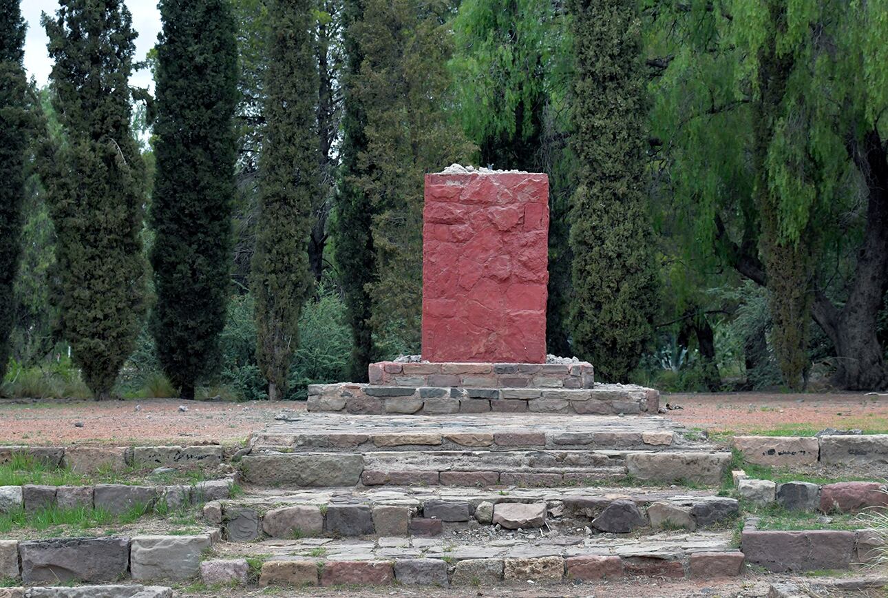 Así quedó el monolito donde se emplazaba la obra luego de ser retirada. | Foto : Orlando Pelichotti / Los Andes