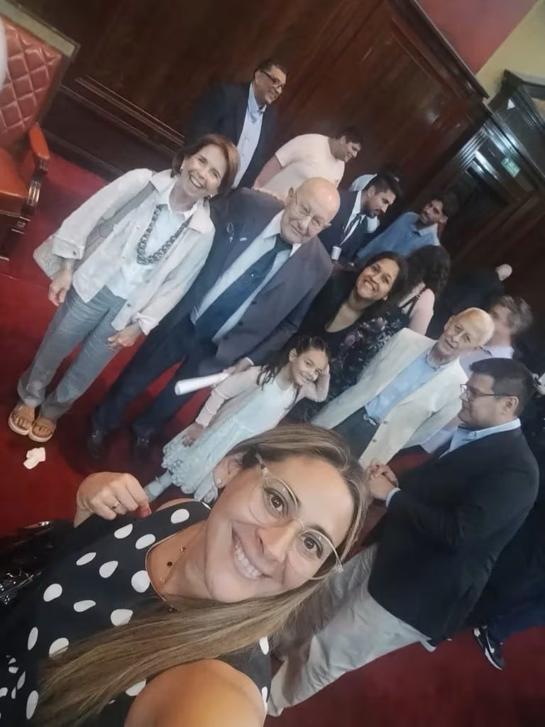 Julio rodeado de sus seres queridos durante la entrega de diplomas. Foto: Gentileza Infobae.