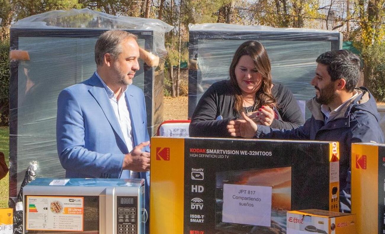 Stevanato entregó materiales a Centros de Buena Cosecha. Foto: Prensa Maipú