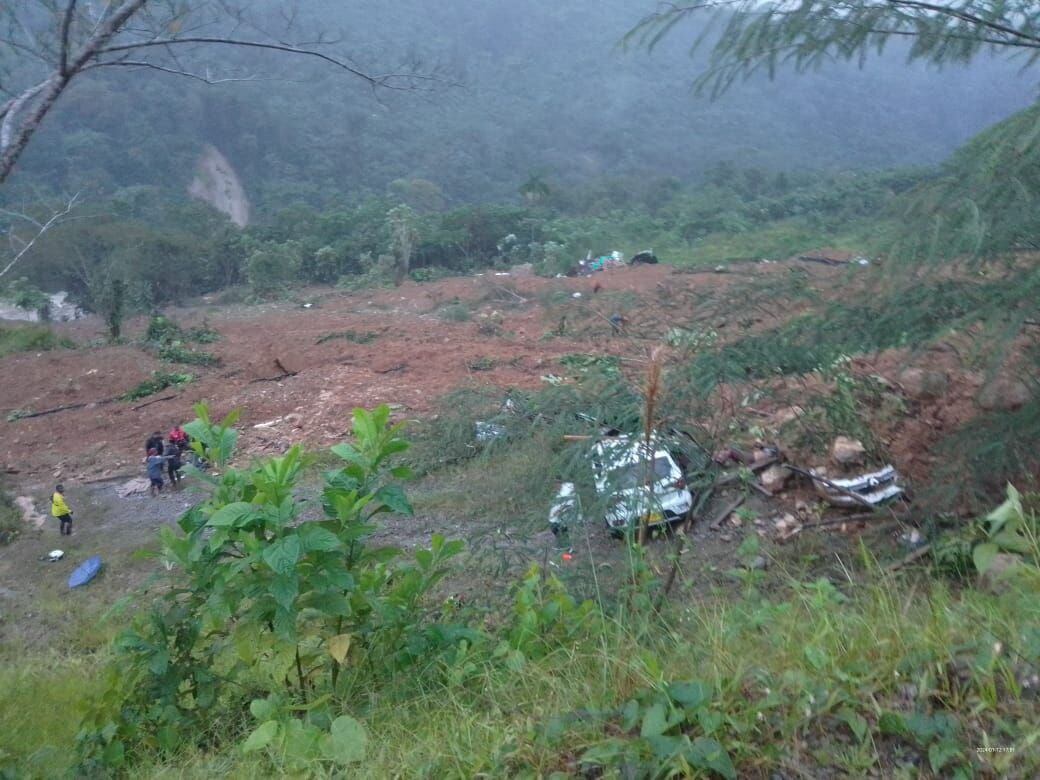 El derrumbe de una vía deja al menos 18 muertos y decenas de heridos en Colombia