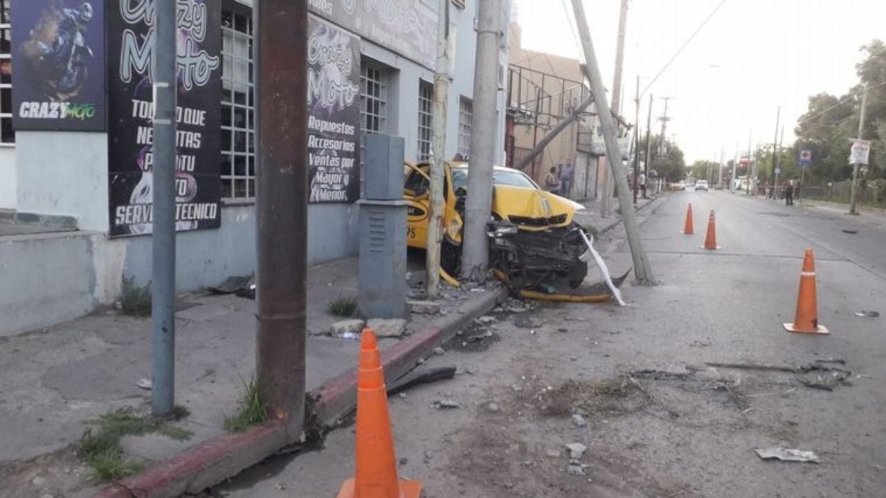 El taxi chocó contra un poste tras el asesinato.