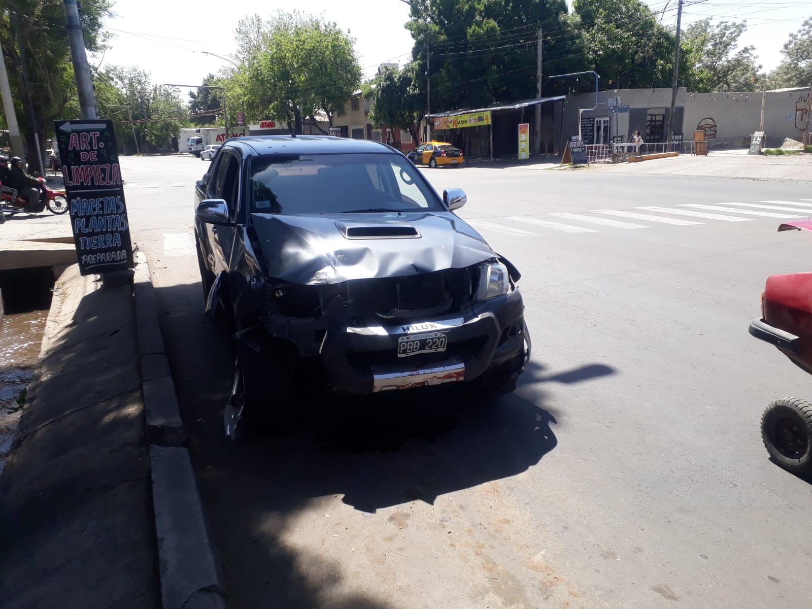 Impactante choque entre un auto y una camioneta en Ciudad