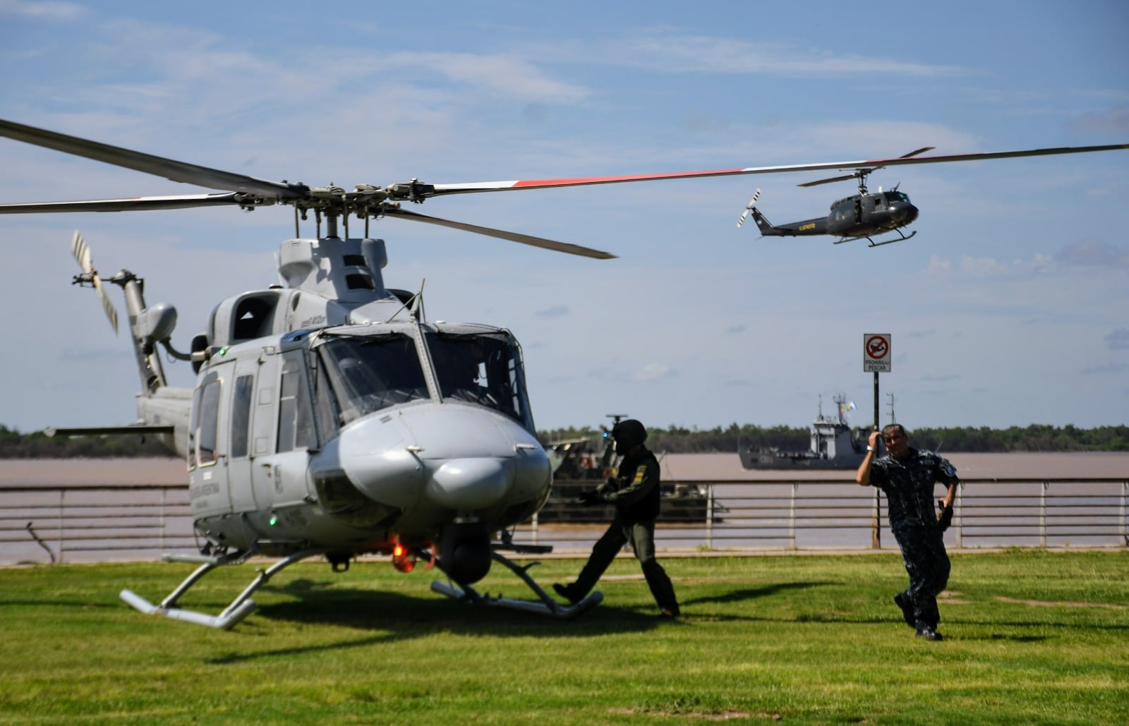 El ministro de Defensa, Luis Petri, viajó a Rosario para monitorear el despliegue del operativo a cargo de las Fuerzas Armadas - Clarín