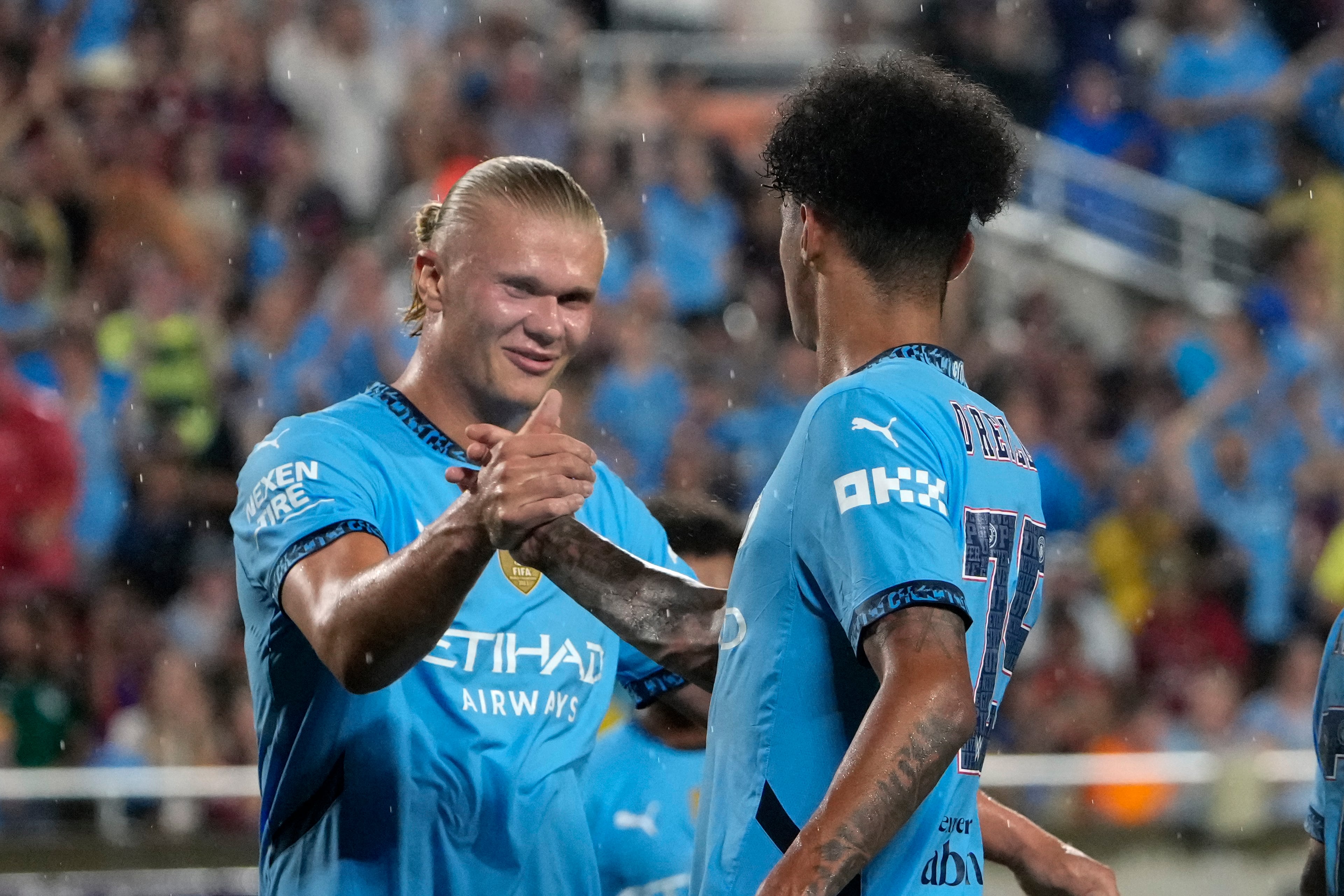 El mediocampista del Manchester City Nico O'Reilly celebra su gol en el duelo amistoso ante el Barcelona con Erling Haaland el martes 30 de julio del 2024. (AP Foto/John Raoux)